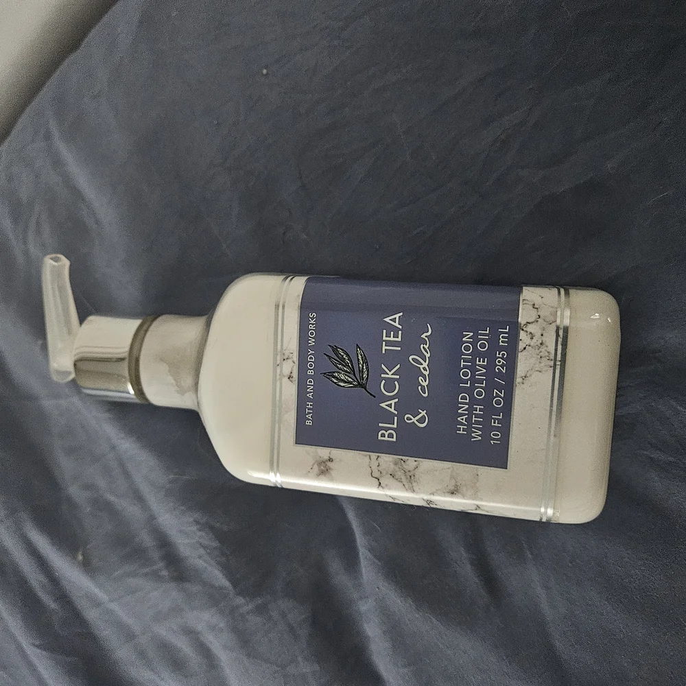 RARE & DISCONTINUED *& BATH & BODY Black Tea & Cedar Hand Lotion